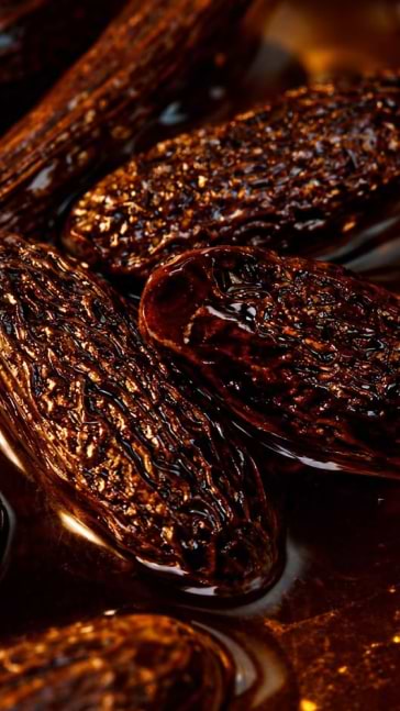 Middle notes visual: Black Currant,Cinnamon,Tonka Bean