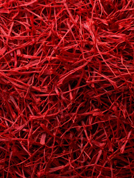 Base notes visual: Castoreum,Dry Woods,Resins,Saffron,Suede